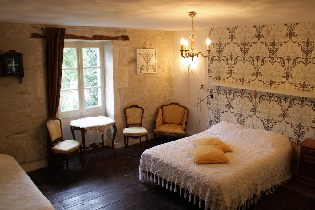 Le Petit Mas D'Ile Panzió Saint-Germain-de-Confolens Szoba fotó